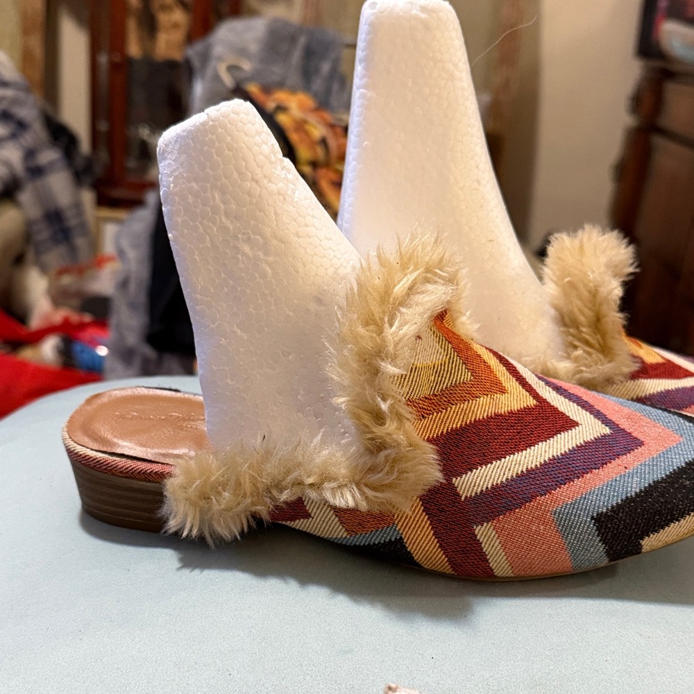 Universal Thread Multicolor Chevron Flats - image 2